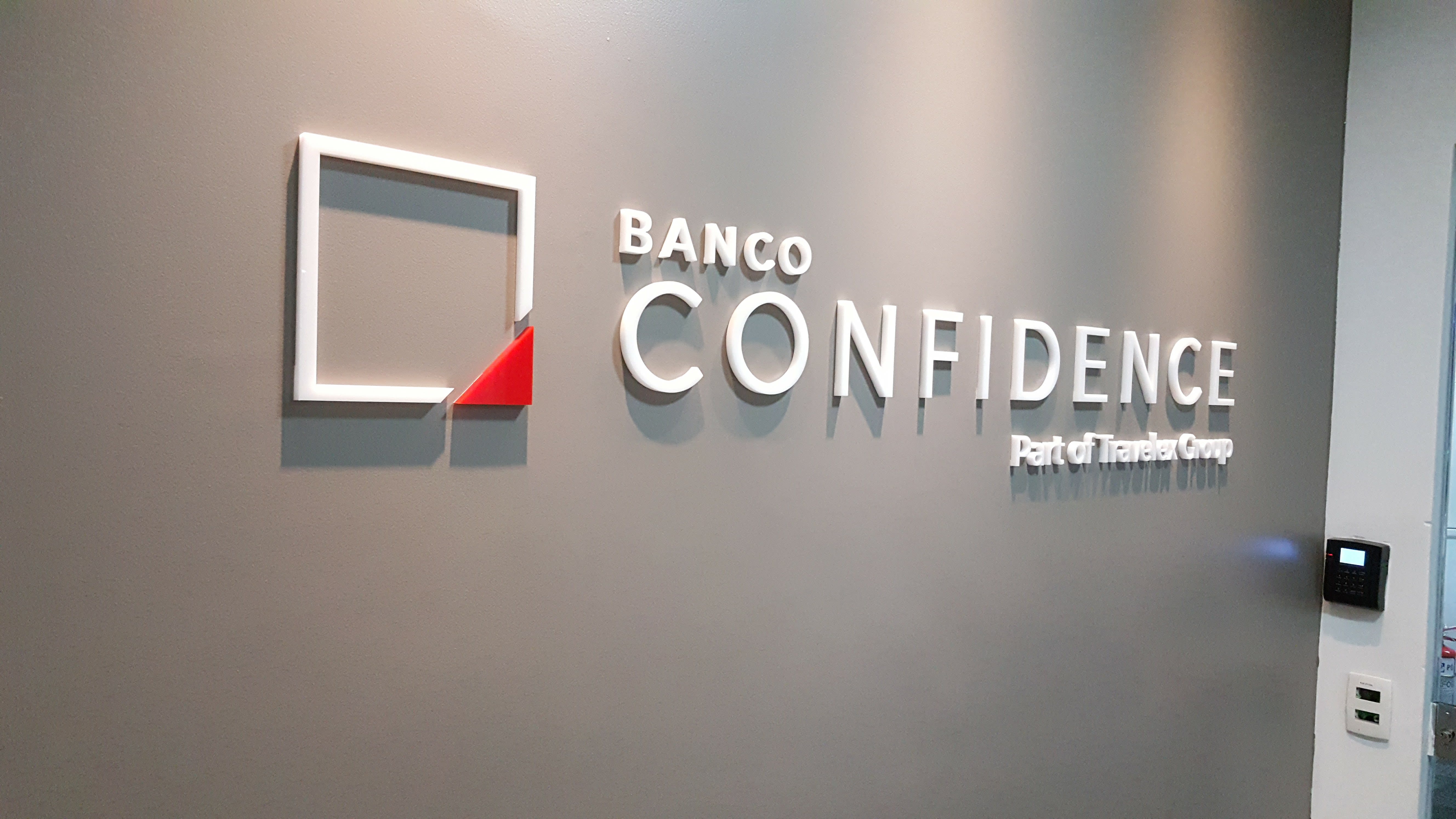 Banco Confidence Logo Letra Caixa em Acrílico